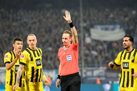 اعتراف بالخطأ وبلاغ جنائي.. ليلة لن ينساها ساشا ستيجمان حكم مباراة الزمالك وسيراميكا 
